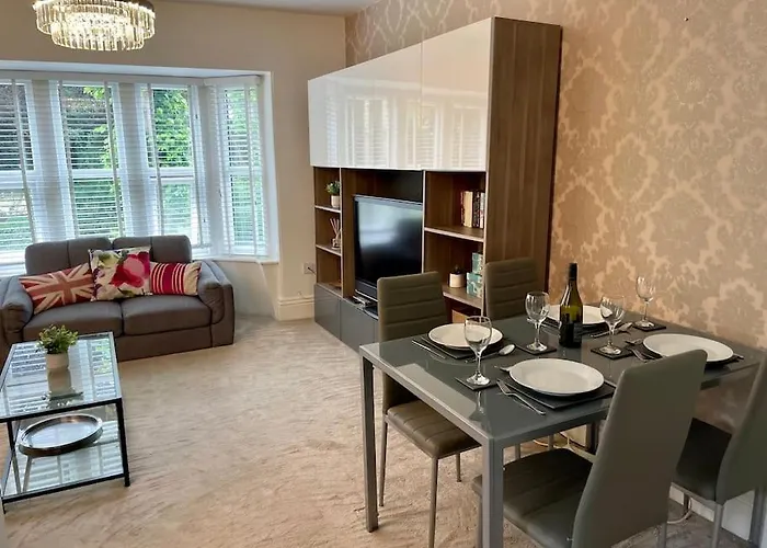 Modern 2 Bed Flat W Parking, Dog Friendly, Central