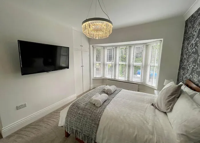 Modern 2 Bed Flat W Parking, Dog Friendly, Central